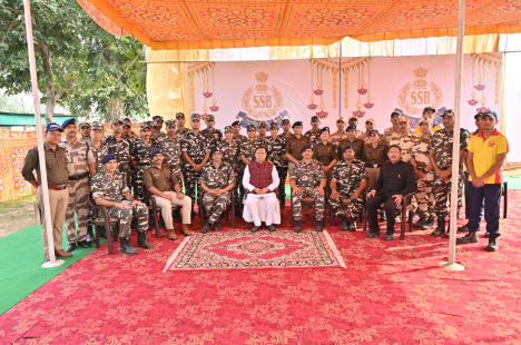 मुख्यमंत्री श्री पुष्कर सिंह धामी ने दीपावली मिलन कार्यक्रम के तहत एनएचपीसी गेस्ट हाउस बनबसा में आयोजित एक कार्यक्रम के तहत भूतपूर्व सैनिकों को किया सम्मानित, उन्हें दीपावली की दी बधाई।